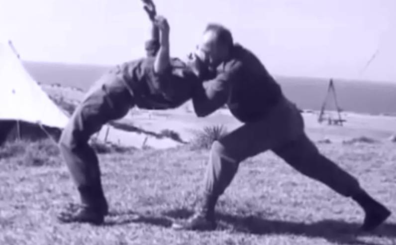 Imi Lichtenfeld Historische Krav Maga zelfverdedigingstechniek waarbij een aanvaller wordt uitgeschakeld tijdens een buitentraining